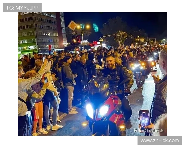 球迷抗议转播权乱局：现场横幅与社交媒体声浪